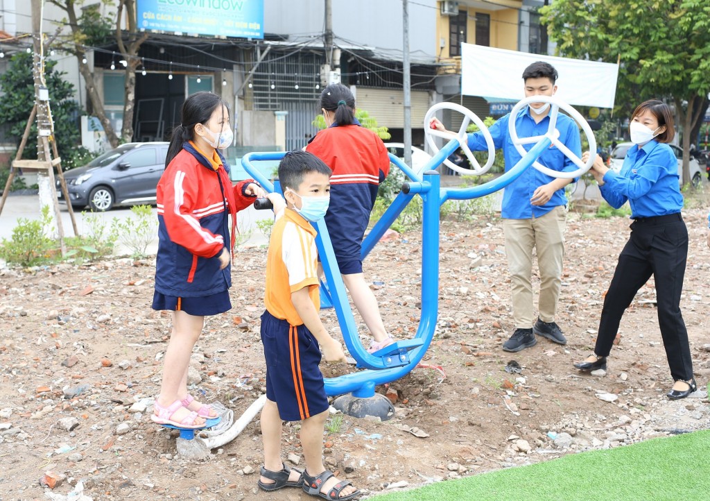 Hoàng Mai: Khánh thành sân chơi, tặng quà thiếu nhi mừng thành công Đại hội Đoàn