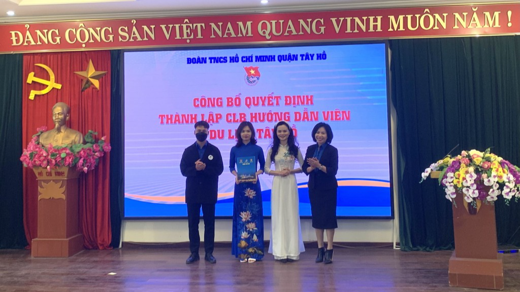 Bí thư Quận đoàn Tây Hồ Nguyễn Thị Phương Dung trao quyết định thành lập 