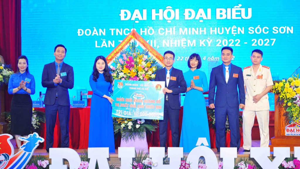 Thường trực Thành đoàn Hà Nội tặng hoa chúc mừng Đại hội và trao biển tặng công trình thanh niên 