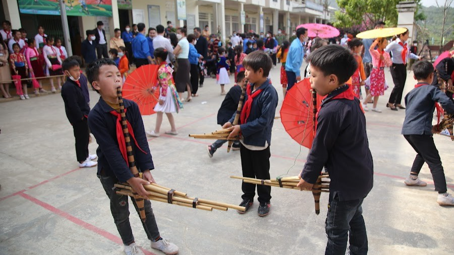 Các em học sinh biểu diễn khèn Mông 