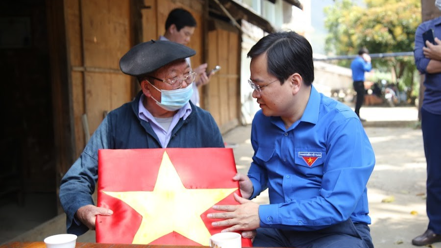 Bí thư thứ nhất Trung ương Đoàn Nguyễn Anh Tuấn tặng quà tới trưởng bản, người có uy tín 