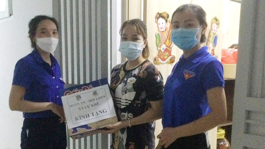 Đoàn Thanh niên xã Cự Khê (huyện Thanh Oai) tặng quà cho gia đình trẻ em có hoàn cảnh khó khăn