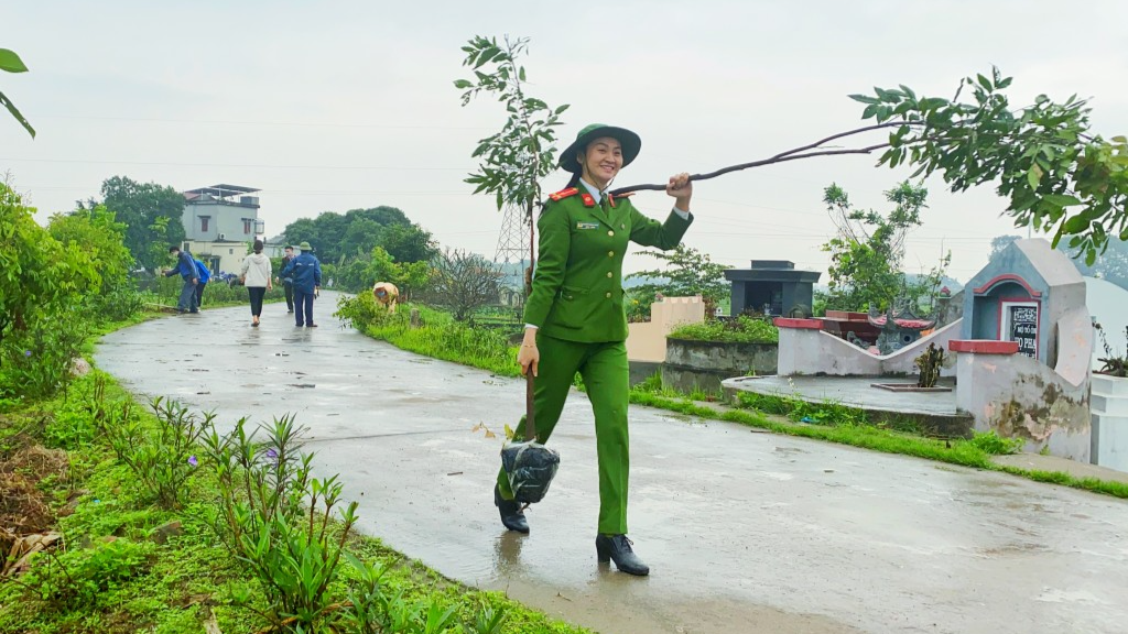 Thượng úy Nguyễn Phương Thảo tham gia hoạt động tình nguyện 