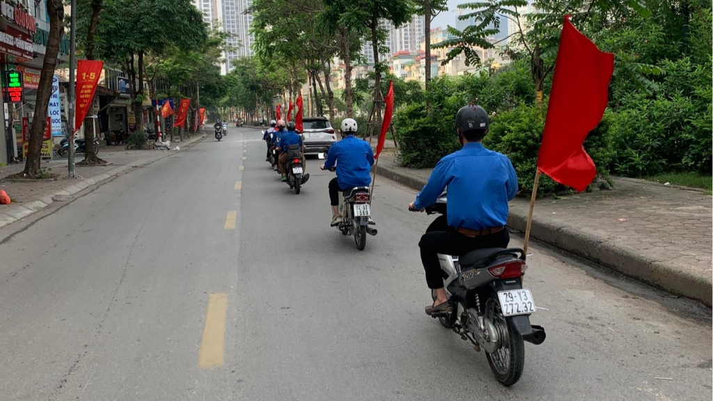 Đoàn viên phường Khương Đình tuyên truyền phòng chống dịch Covid-19 lưu động trên các tuyến phố 