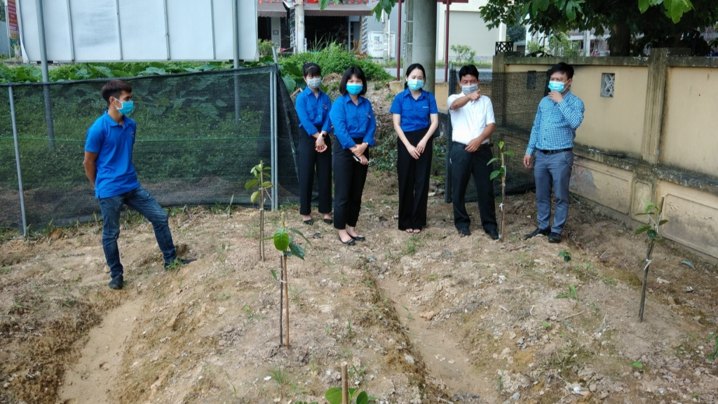 Trao tặng 200 cây xanh cho ‘Vườn ươm thanh niên” xã Kim Hoa