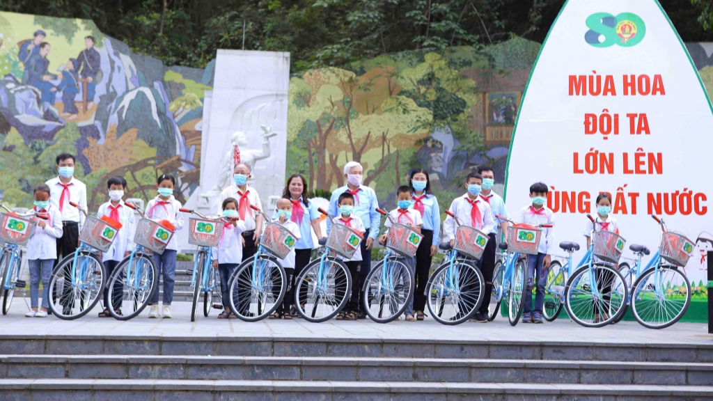 Ban tổ chức trao tặng xe đạp tới các em học sinh có hoàn cảnh khó khăn 