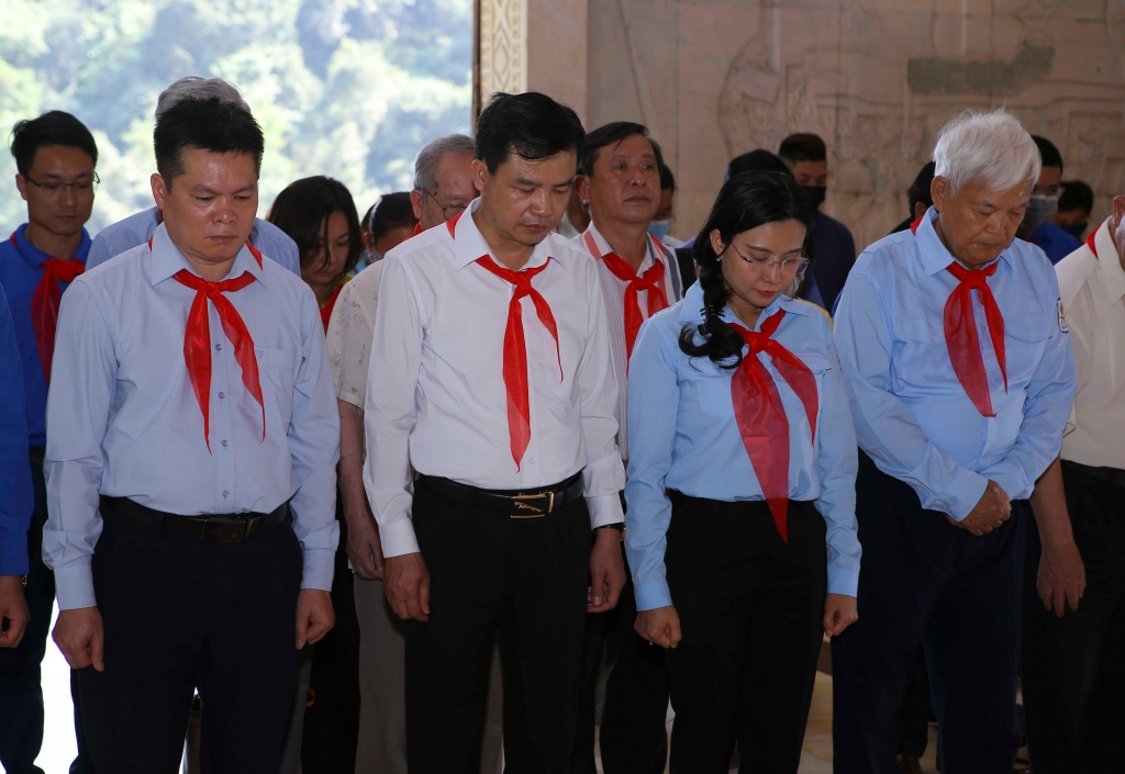 Đoàn đại biểu dâng hương, báo công Chủ tịch Hồ Chí Minh 