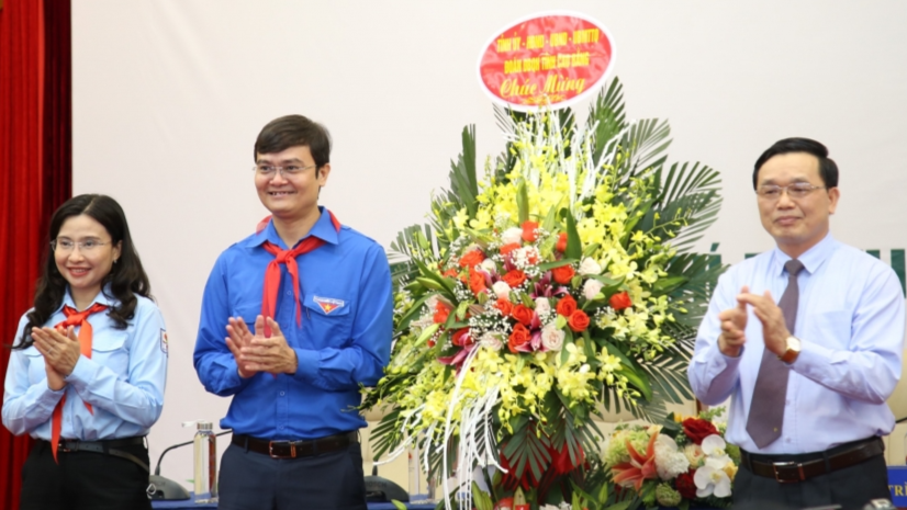 Ban tổ chức đón nhận hoa chúc mừng của lãnh đạo tỉnh Cao Bằng 