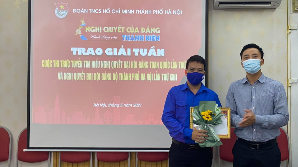 Đồng chí Nguyễn Đức Tiến, Phó Bí thư Thường trực Thành đoàn Hà Nội trao phần thưởng tới thí sinh xuất sắc