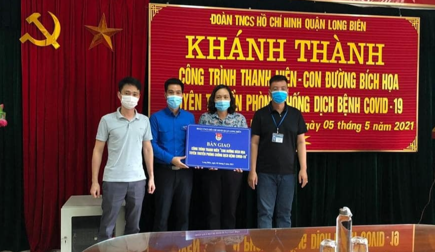 Quận đoàn Long Biên bàn giao công trình cho phường Thạch Bàn 