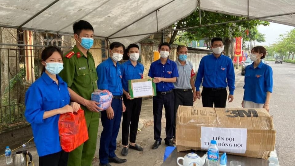 Đoàn công tác của Huyện đoàn Đông Anh tặng quà các lực lượng tại chốt kiểm soát dịch