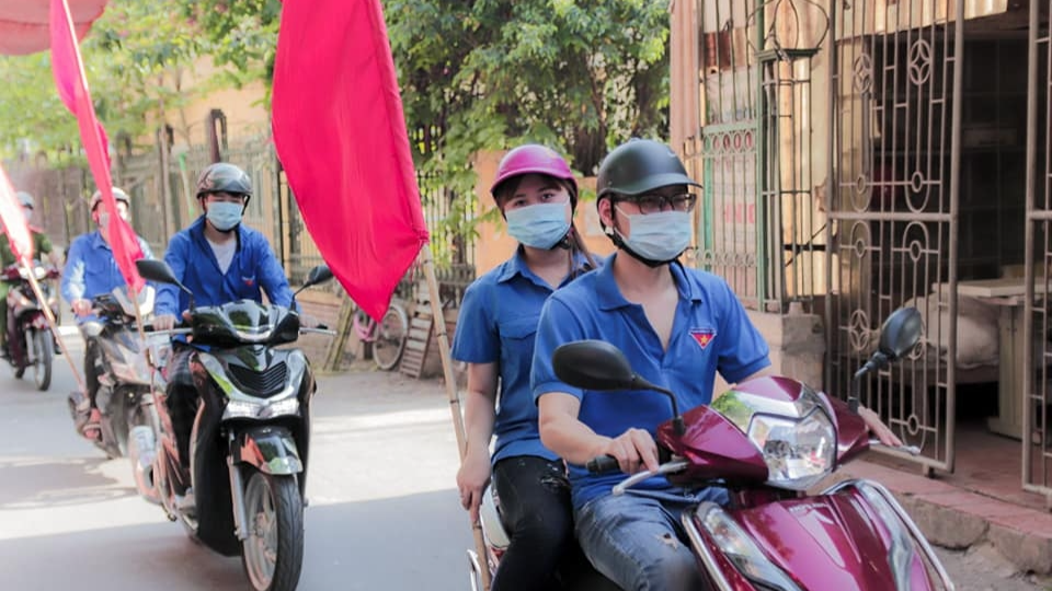 Bên cạnh tuyên truyền phòng, chống dịch, các bạn trẻ thông tin đến người dân về cuộc bầu cử đại biểu Quốc hội và HĐND các cấp 