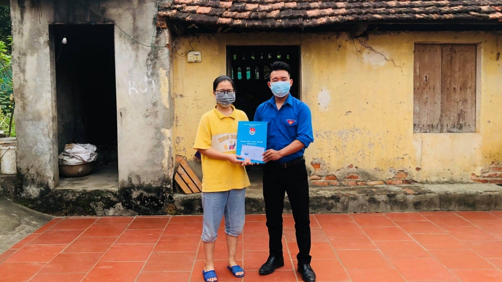 Học bổng “Thắp sáng ước mơ” đến với học sinh nghèo huyện Quốc Oai