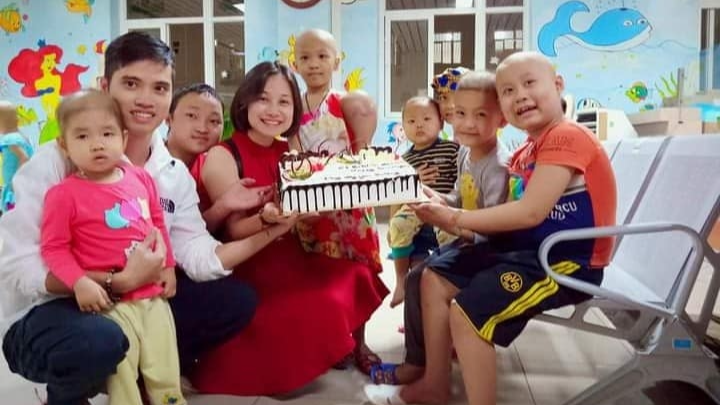 Chị Trần Thị Nhung tổ chức sinh nhật cho các bệnh nhi ở viện K3 Tân Triều 