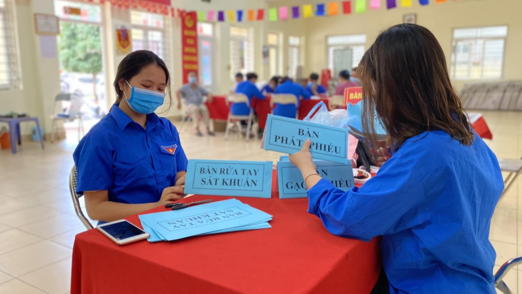 Thanh niên tình nguyện quận Nam Từ Liêm tích cực chuẩn bị cho ngày bầu cử đang đến gần 