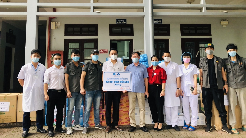 Đoàn công tác trao tặng quà tới cán bộ, nhân viên y tế tại điểm cách ly dã chiến tỉnh Bắc Giang 