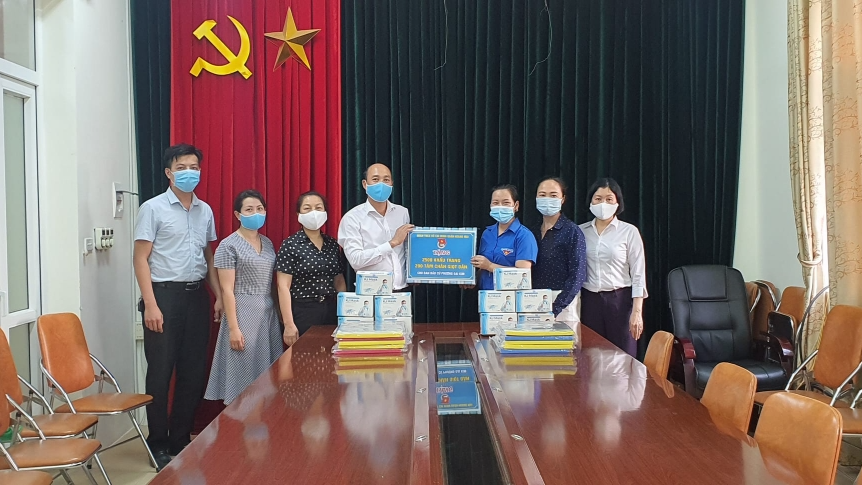 Quận đoàn, Chủ tịch Hội LHTN Việt Nam quận Hoàng Mai tặng quà hỗ trợ Ban bầu cử phường Đại Kim