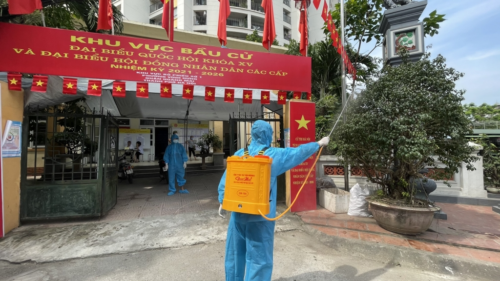 ĐVTN phường Vĩnh Hưng hỗ trợ công tác phun khử khuẩn tại điểm bỏ phiếu