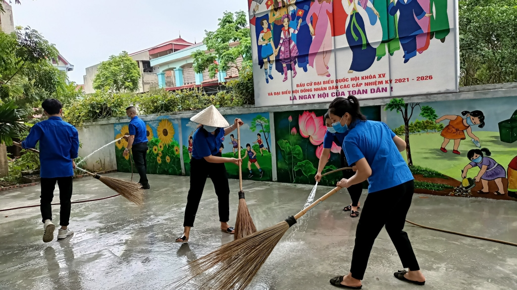 Tuổi trẻ thị xã Sơn Tây vệ sinh môi trường tại khu vực bầu cử 