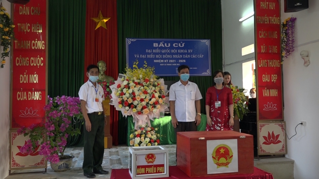 Đồng chí Đặng Văn Triều, Chủ tịch UBND Huyện Mỹ Đức dự lễ khai mạc bầu cử tại xã Xuy Xá