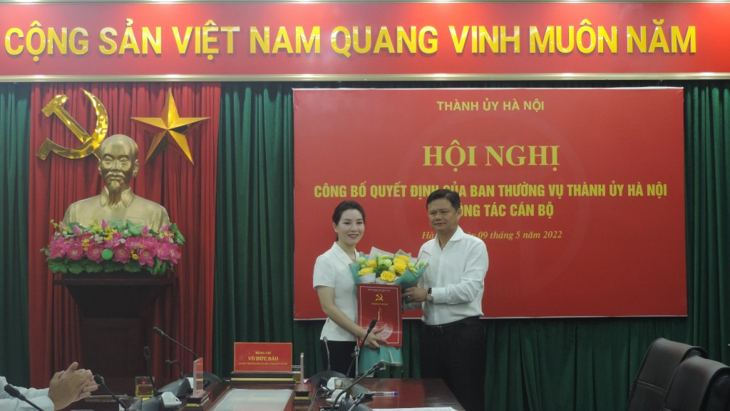 Trưởng ban Tổ chức Thành ủy Vũ Đức Bảo trao quyết định và tặng hoa chúc mừng đồng chí Lý Duy Xuân, tân Trưởng ban Tuyên giá