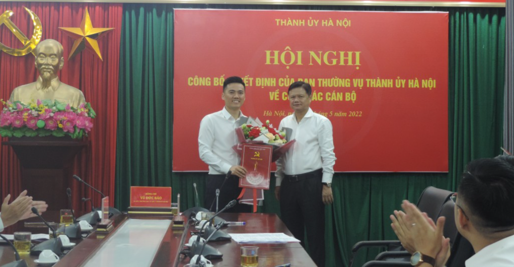 Trưởng ban Tổ chức Thành ủy Vũ Đức Bảo trao quyết định và tặng hoa chúc mừng đồng chí Lý Duy Xuân, tân Trưởng ban Tuyên giáo Huyện ủy Thanh Trì 