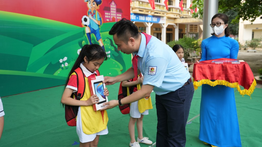 Trao hàng ngàn phần quà cho thiếu nhi “Học tập tốt, rèn luyện chăm”