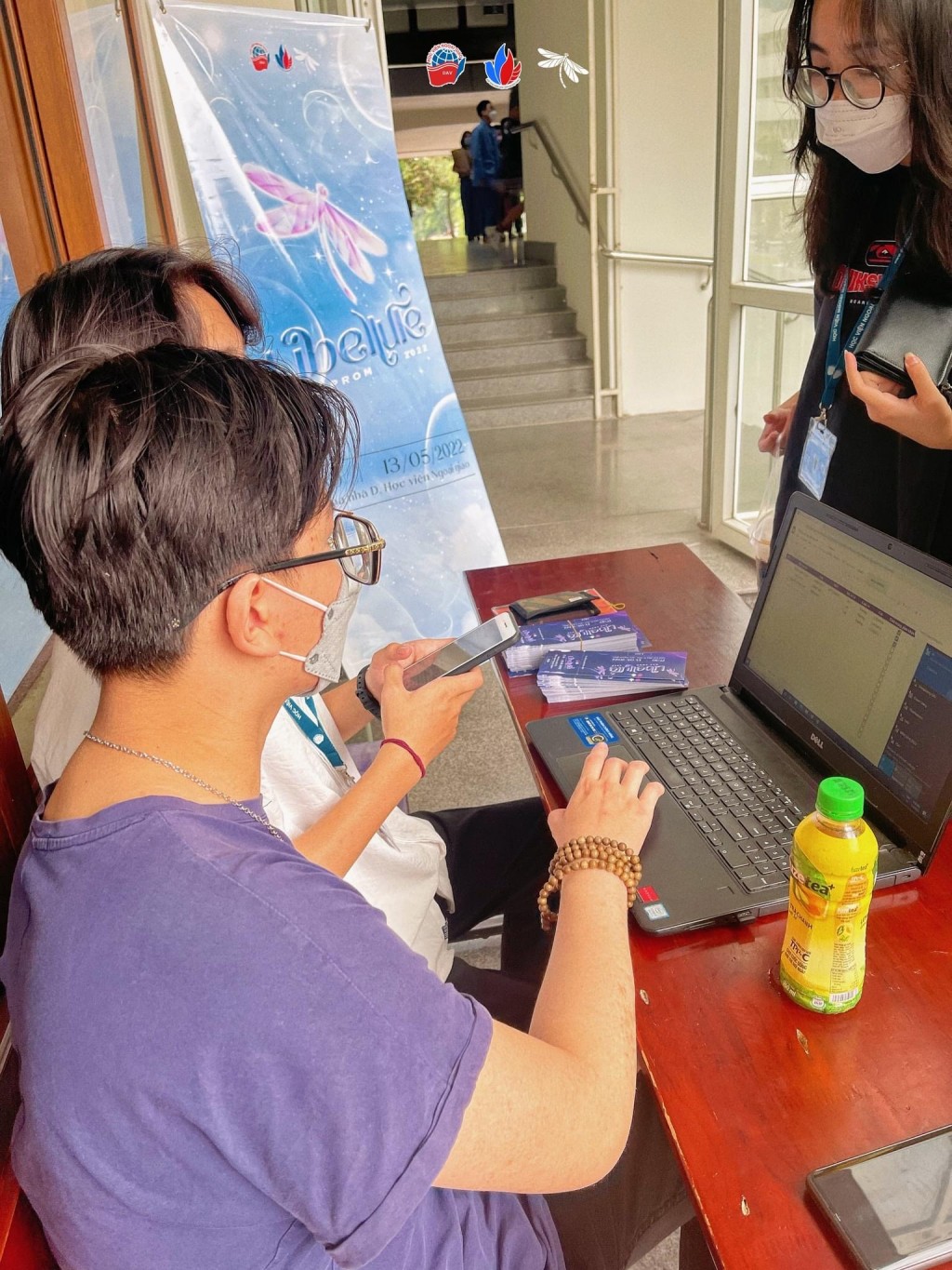 Bạn trẻ mua vé tham dự chương trình 