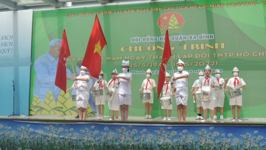 Thiếu nhi quận Ba Đình thực hiện nghi thức chào cờ 