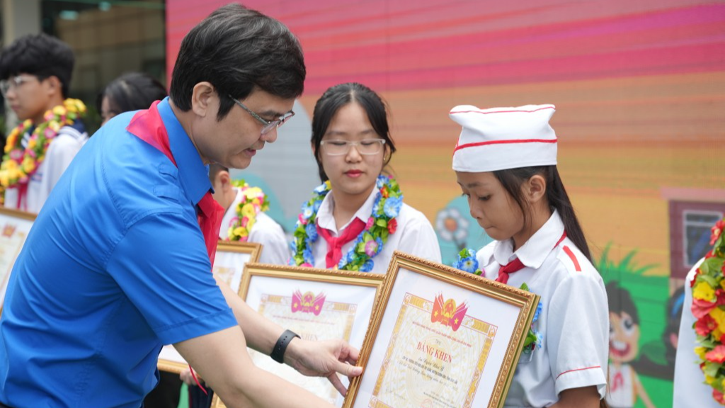 Bí thư Thường trực Trung ương Đoàn Bùi Quang Huy trao bằng khen đến đội viên, cán bộ Đội nhận giải thưởng Kim Đồng 