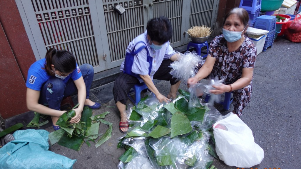 Người dân phân loại rác thải 