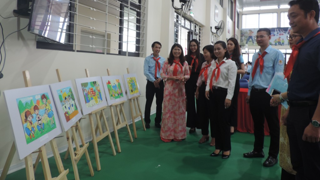 Các vị đại biểu tham quan triễn lãm tranh của học sinh trường Tiểu học Thúy Lĩnh 