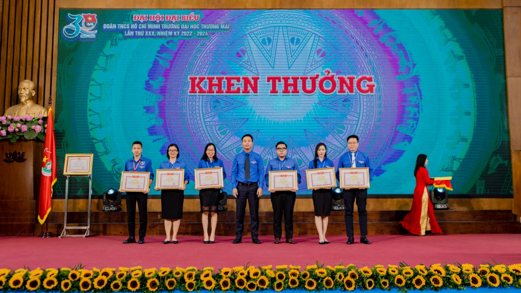 Khen thưởng các tập thế, cá nhân xuất sắc