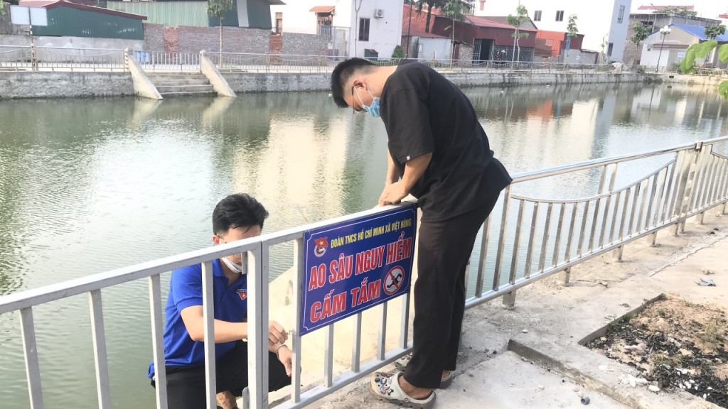 Thanh niên huyện Đông Anh (Hà Nội) lắp đặt biển cảnh báo tai nạn đuối nước