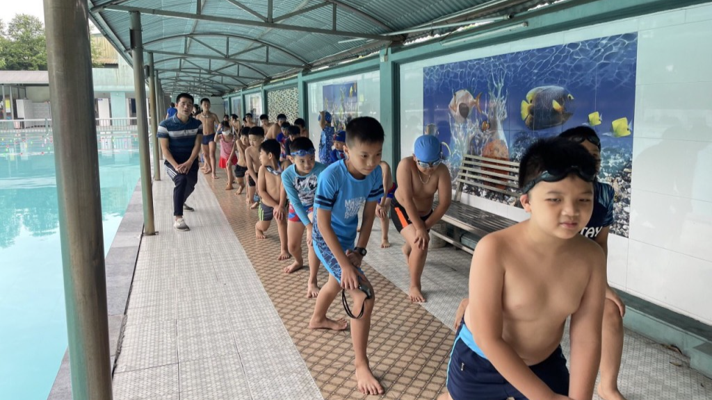 Lớp học bơi cho thiếu nhi tại huyện Đông Anh 