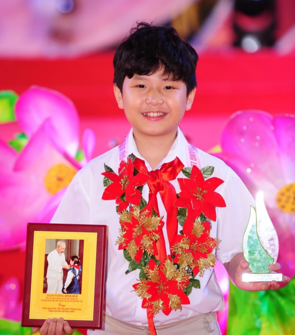 Song Tùng là một trong những thiếu nhi tiêu biểu dự Đại hội Cháu ngoan Bác Hồ 