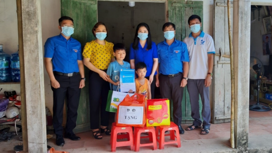 Đồng chí Chu Hồng Minh, Bí thư Thành đoàn Hà Nội tới thăm, tặng quà học sinh có hoàn cảnh khó khăn tại huyện Ba Vì 