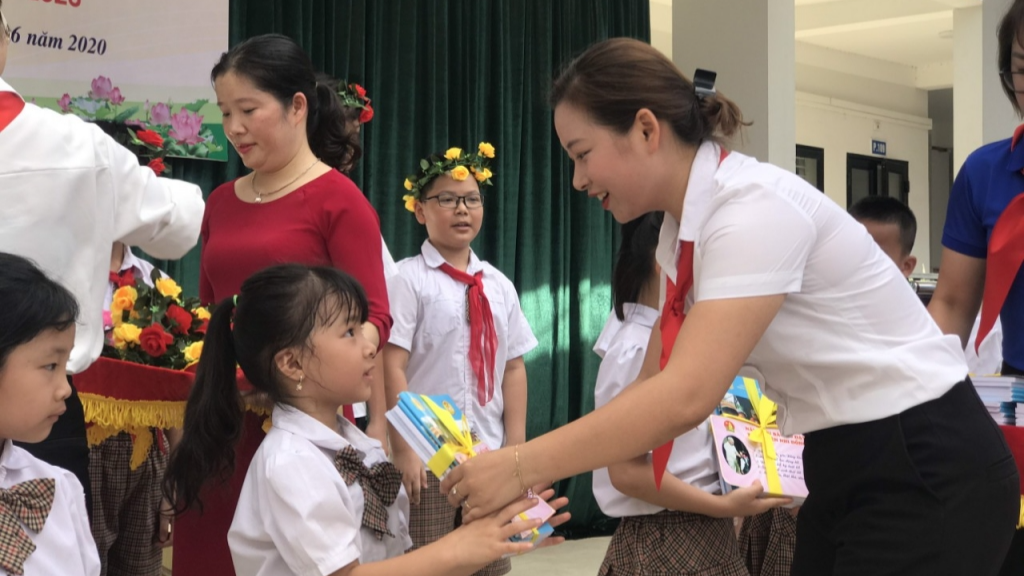 Bí thư Quận đoàn Hoàng Mai Nguyễn Quỳnh Trang tặng quà các em thiếu nhi