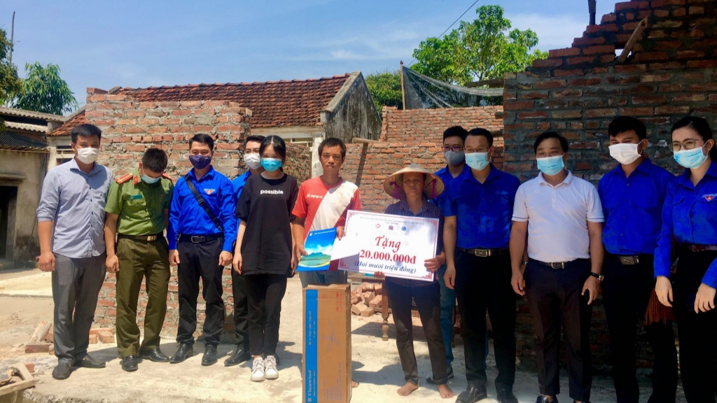Huyện đoàn Ba Vì cùng các đơn vị phối hợp trao tặng kinh phí hỗ trợ xây nhà cho gia đình bà Trần Thị Thành 
