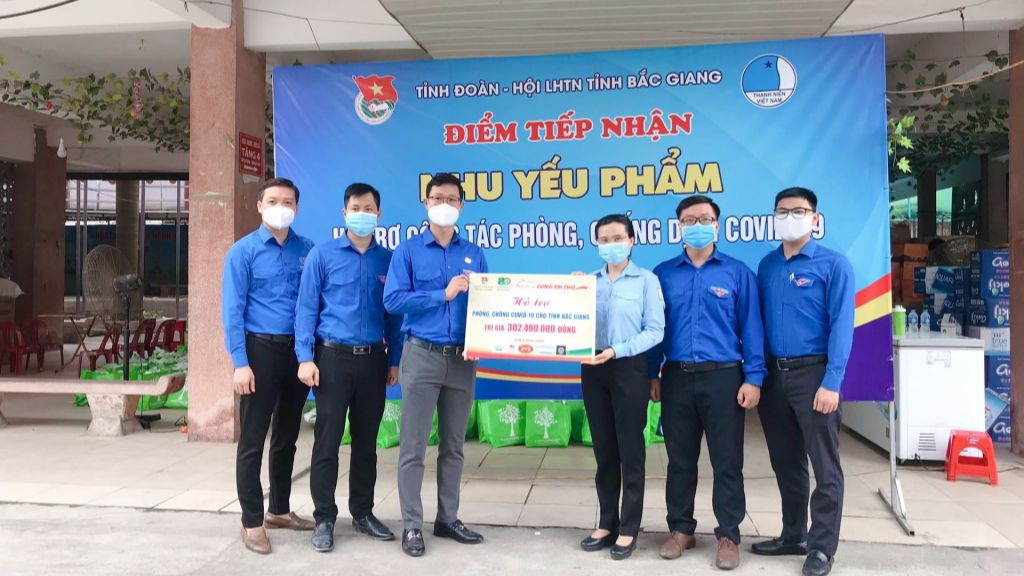 Đoàn công tác trao các vật phẩm hỗ trợ phòng, chống dịch tới Tỉnh đoàn Bắc Giang 