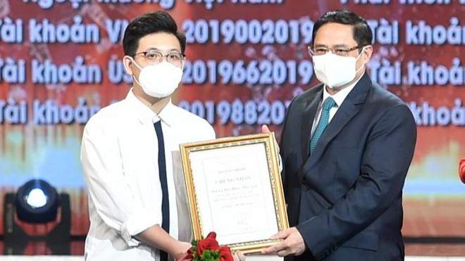 Thủ tướng Chính phủ Phạm Minh Chính tặng hoa, giấy chứng nhận ủng hộ Quỹ vắc -xin phòng chống dịch Covid-19 đến em Lê Đức Hiếu