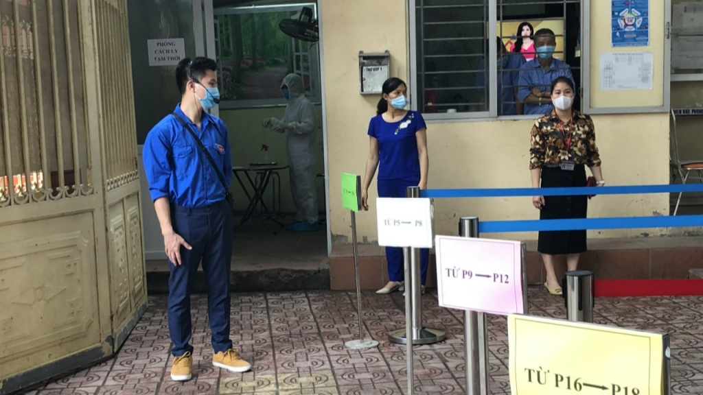 Thanh niên tình nguyện quận Hoàng Mai đã sẵn sàng hỗ trợ các thí sinh