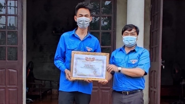 Khen thưởng đoàn viên nhặt được của rơi trả người bị mất