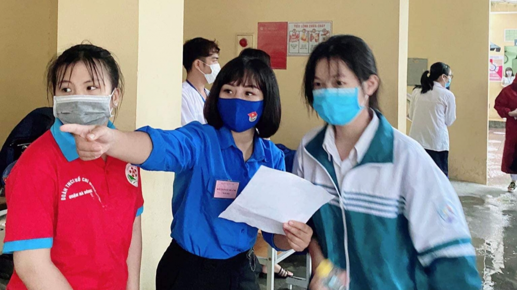 Sự nhiệt thành của thanh niên tình nguyện giúp thí sinh có kỳ thi an toàn 
