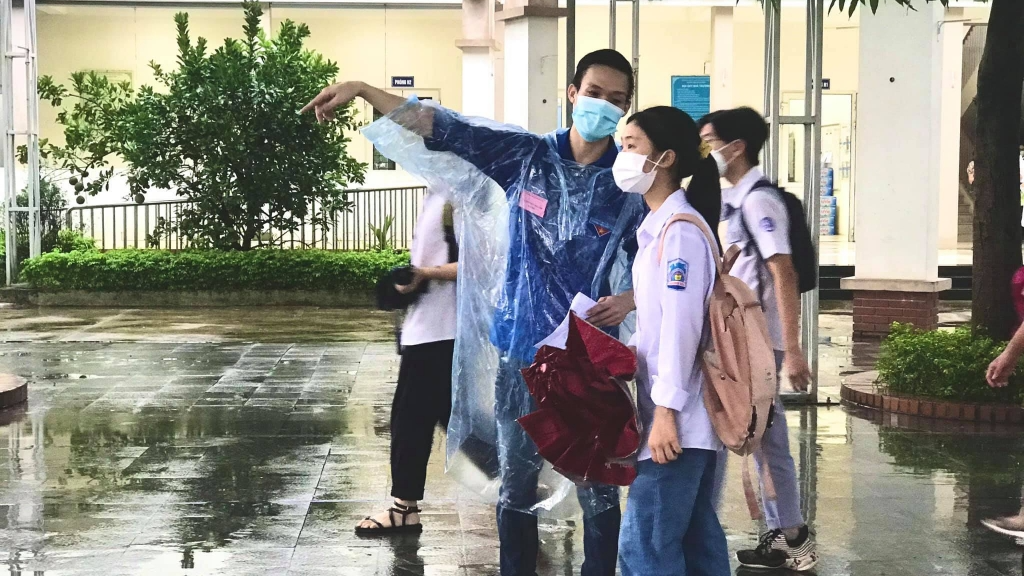 Ân cần hỗ trợ các em thí sinh 