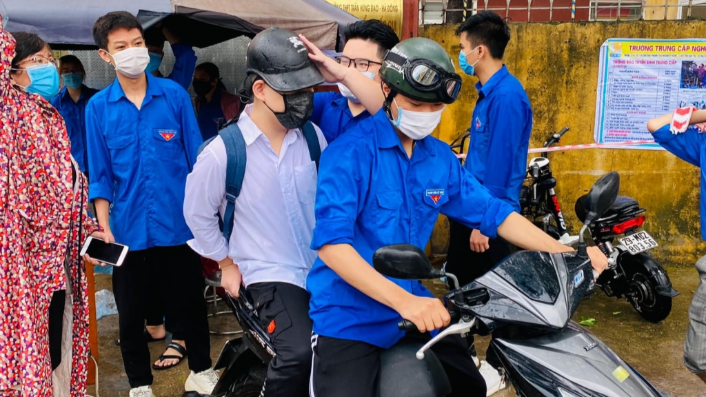 Thanh niên tình nguyện luôn có mặt kịp thời hỗ trợ thí sinh 