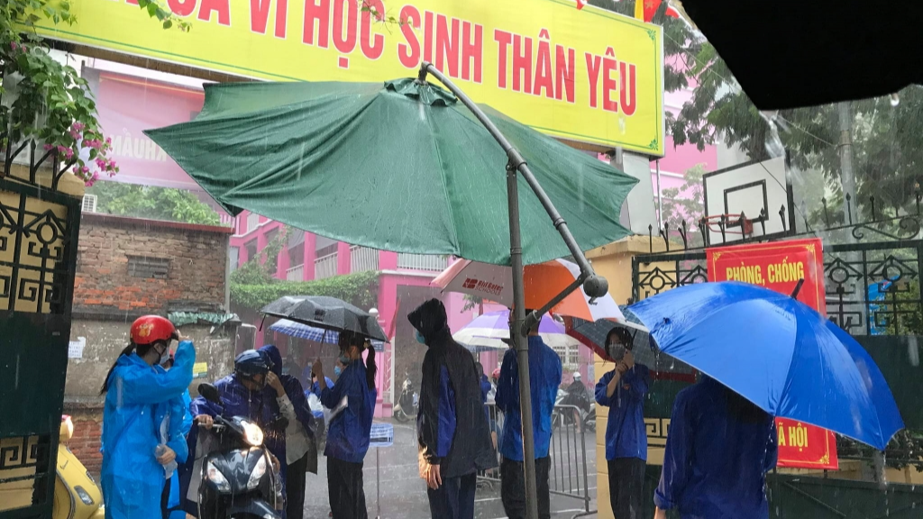 Cơn mưa lớn không làm nản lòng thanh niên tình nguyện 