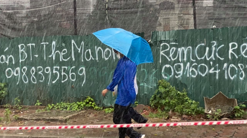 Thanh niên tình nguyện quận Hoàng Mai đội mưa hỗ trợ các thí sinh 