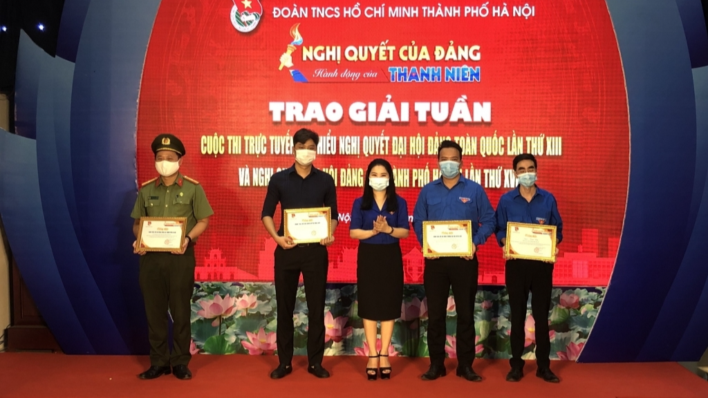 Đồng chí Chu Hồng Minh, Ủy viên Ban Thường vụ Trung ương Đoàn, Thành ủy viên, Bí thư Thành đoàn Hà Nội trao phần thưởng tới các tập thể xuất sắc trong tham gia cuộc thi 