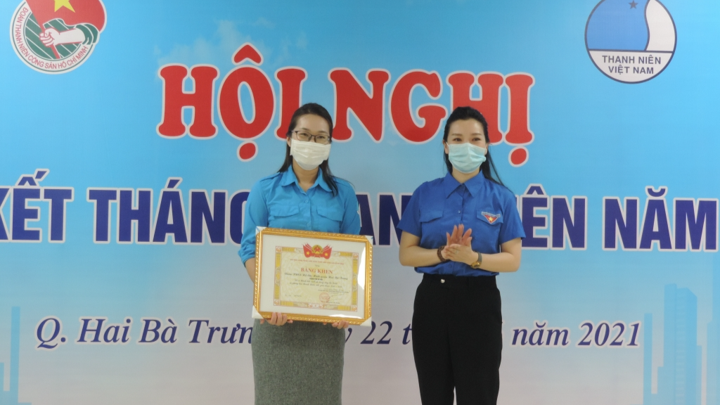 Đồng chí Bùi Thị Lan Phương, Phó Bí thư Thành đoàn Hà Nội trao bằng khen tới Quận đoàn Hai Bà Trưng 